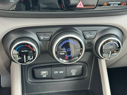 Used 2025 Hyundai Venue SEL FWD image 16