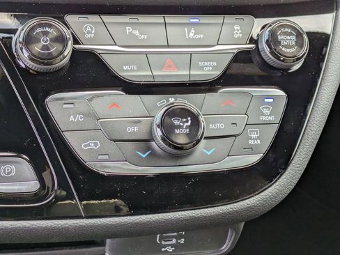 New 2026 Chrysler Pacifica Select AWD/4WD image 18