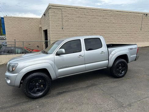 Used 2011 Toyota Tacoma 4x4 Double Cab w/ TRD Sport Pkg w/JBL Audio image 8