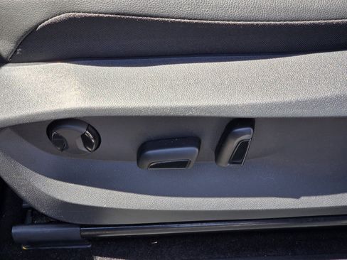 Used 2023 Volkswagen Tiguan SE image 15