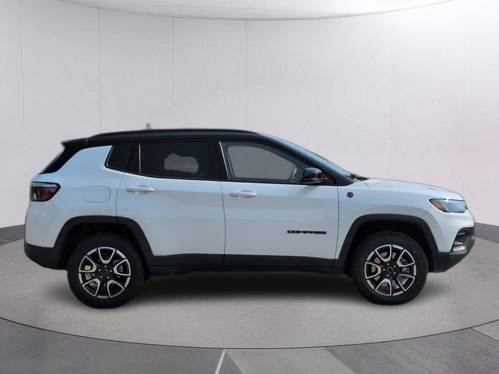 Used 2025 Jeep Compass Trailhawk AWD/4WD image 8