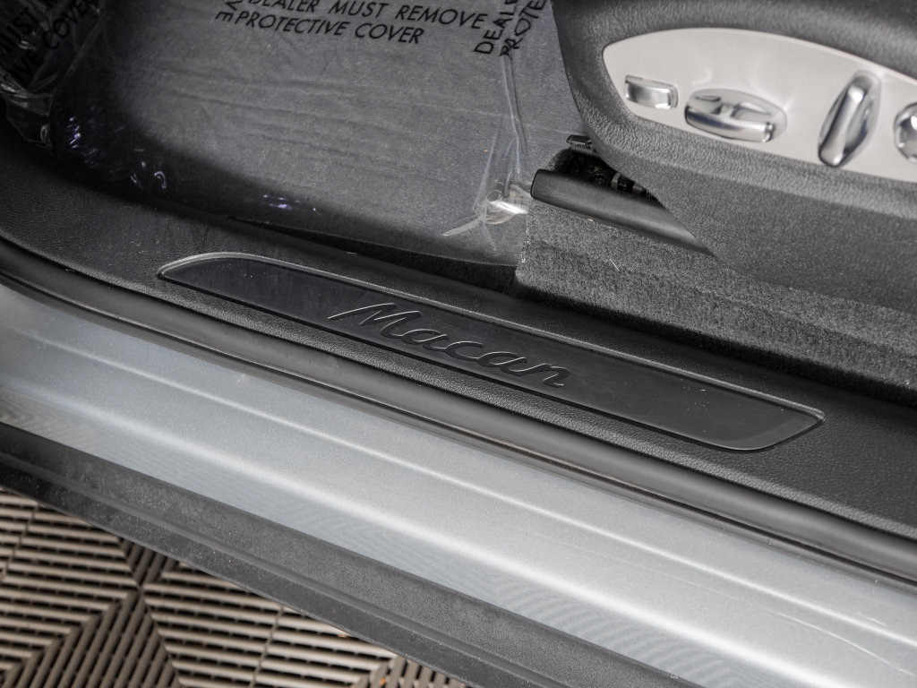 Certified 2023 Porsche Macan Turbo AWD/4WD image 20