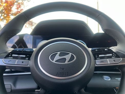 Used 2025 Hyundai Elantra SEL image 28