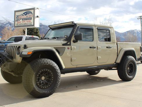 Used 2020 Jeep Gladiator Rubicon image 2