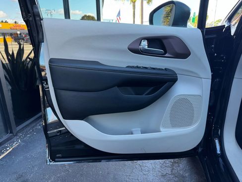 Used 2024 Chrysler Voyager LX FWD image 11