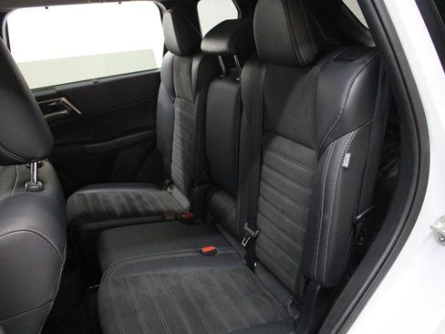 Used 2023 Mitsubishi Outlander SE image 29