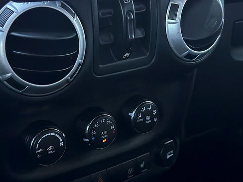 Used 2013 Jeep Wrangler Unlimited Sahara w/ Connectivity Group AWD/4WD image 19