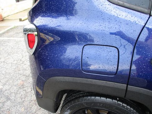 Used 2017 Jeep Renegade Altitude FWD image 18
