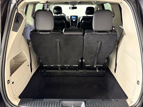 Used 2015 Chrysler Town & Country Touring-L image 35