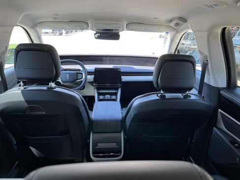 Used 2024 Lincoln Nautilus Premier image 11