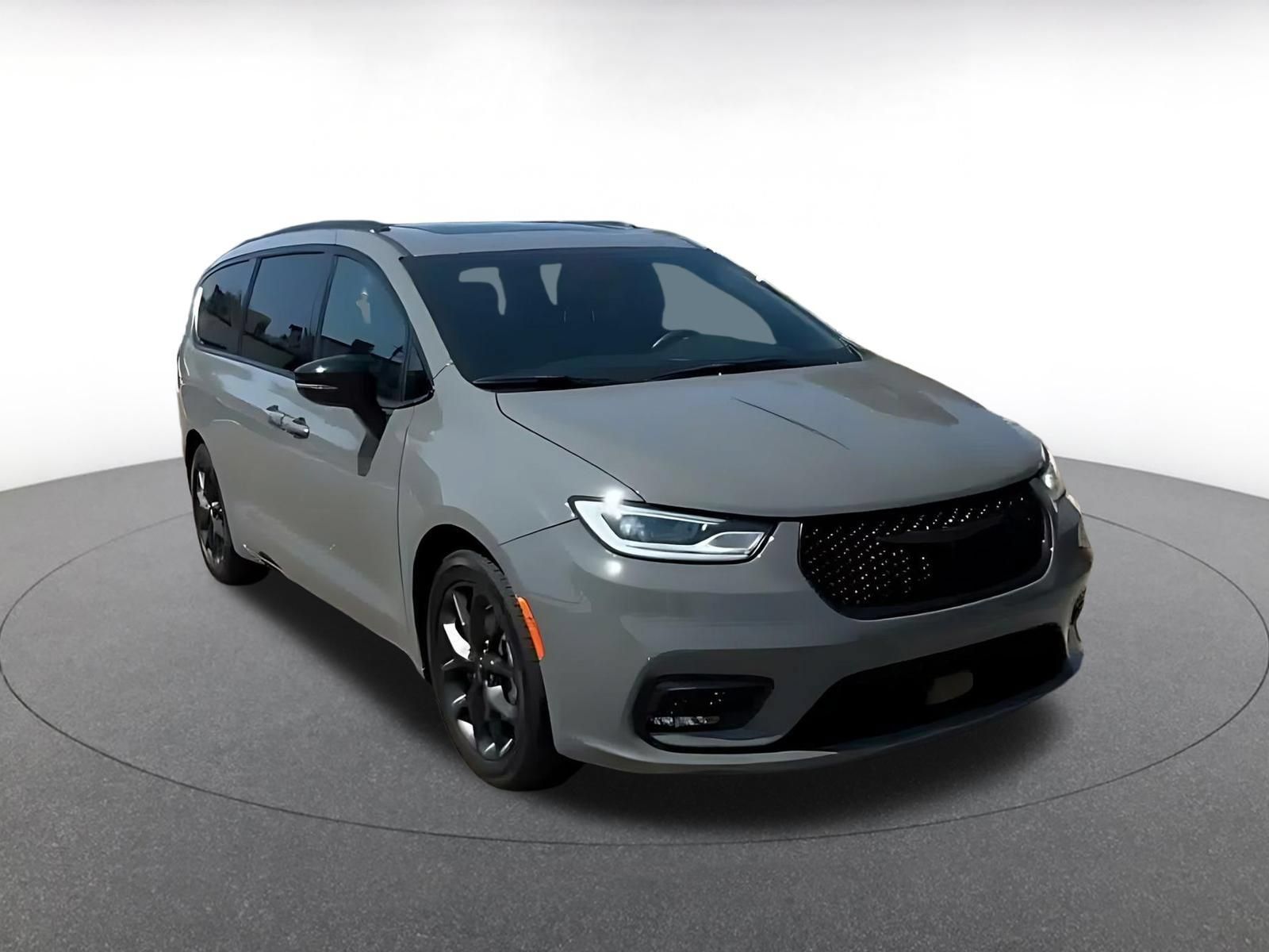 Used 2025 Chrysler Pacifica Limited FWD image 3