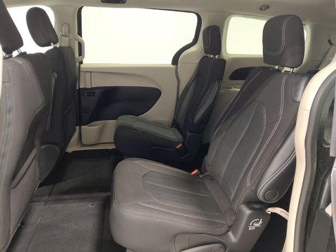 Used 2022 Chrysler Voyager LX image 18