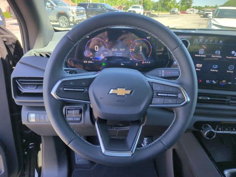 Used 2025 Chevrolet Silverado EV LT AWD/4WD image 9
