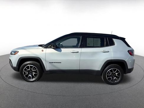 Used 2025 Jeep Compass Trailhawk AWD/4WD image 9