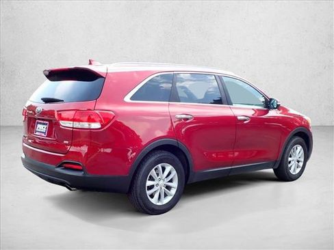 Used 2017 Kia Sorento FWD w/ LX Convenience Package image 4