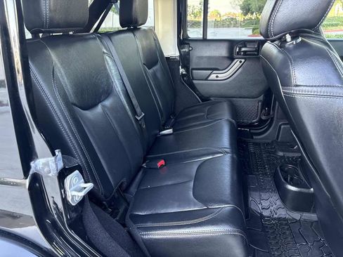 Used 2018 Jeep Wrangler Unlimited Sahara image 14