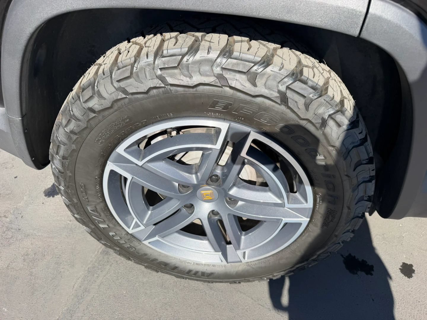 Used 2025 Rivian R1S Adventure Dual AWD/4WD image 24