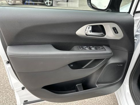 New 2024 Chrysler Pacifica Premium image 11
