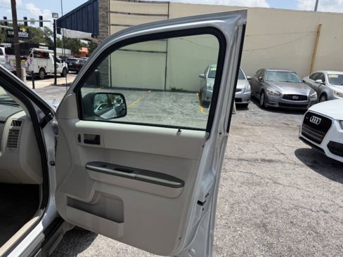 Used 2010 Ford Escape XLS AWD/4WD image 12