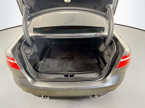 Used 2018 Jaguar XE Premium image 35