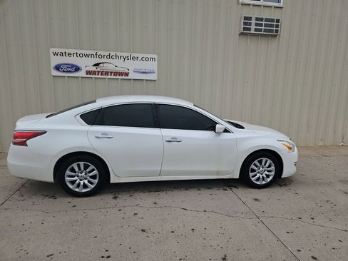 Used 2014 Nissan Altima 2.5 S FWD image 1