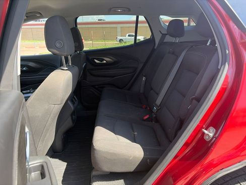 Used 2024 GMC Terrain SLE w/ Driver Convenience Package FWD image 17