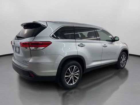 Used 2019 Toyota Highlander XLE AWD/4WD image 10