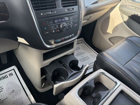 Used 2016 Chrysler Town & Country Touring-L image 29