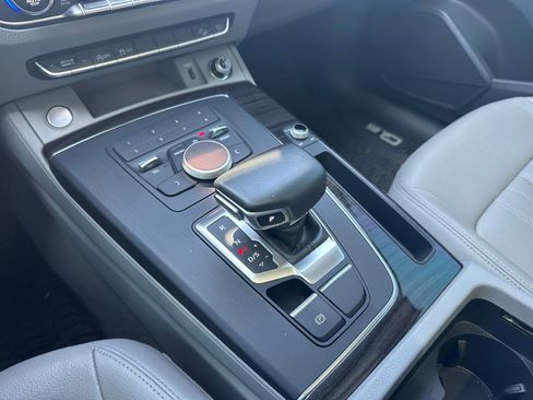 Used 2019 Audi Q5 2.0T Premium w/ Convenience Package AWD/4WD image 16