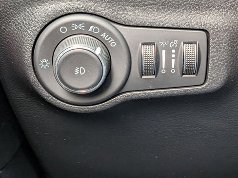 Certified 2021 Jeep Compass Latitude image 19