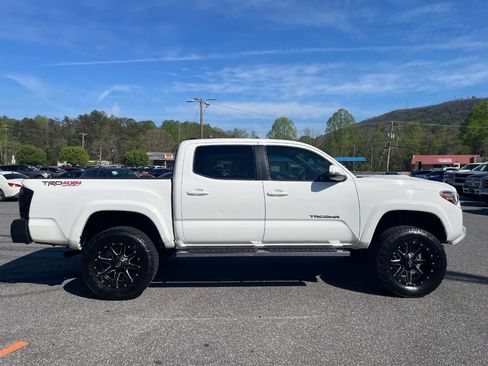 Used 2018 Toyota Tacoma TRD Sport image 7