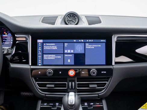 Certified 2025 Porsche Macan AWD/4WD image 22