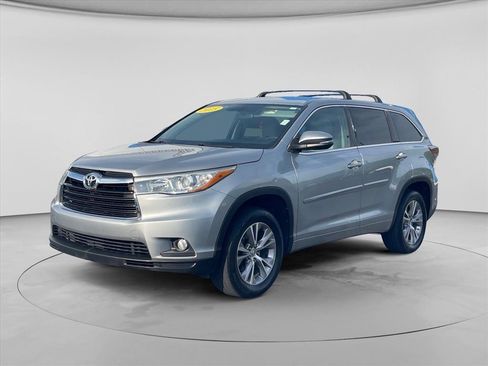 Used 2015 Toyota Highlander Plus FWD image 3