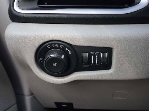 Used 2023 Chrysler Pacifica Touring-L image 35