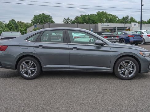 Used 2024 Volkswagen Jetta SE FWD image 8