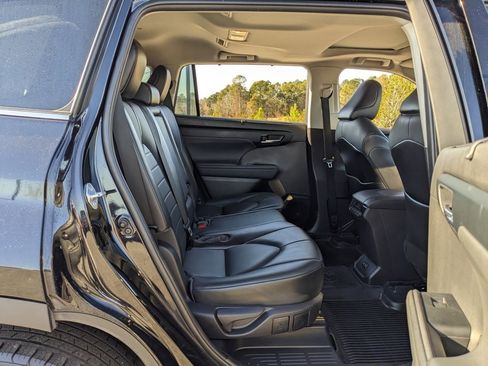 Used 2021 Toyota Highlander XLE image 48