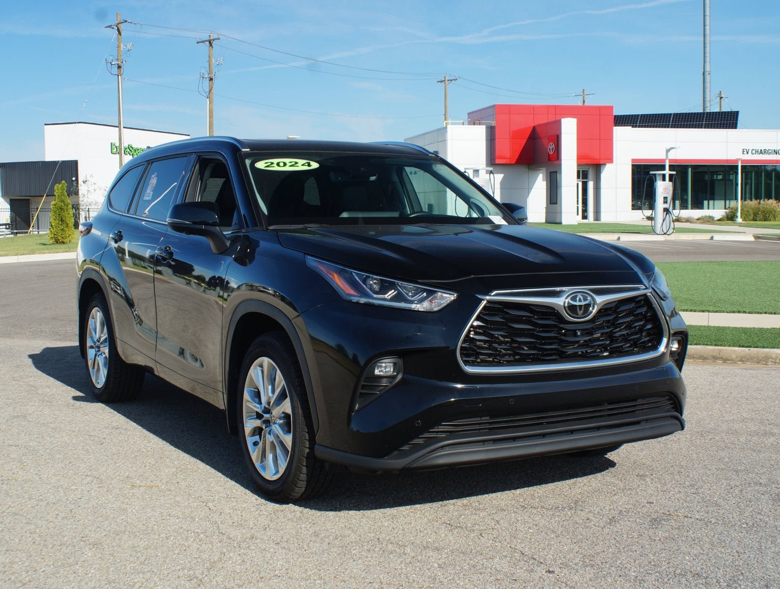 Used 2024 Toyota Highlander Limited FWD image 2