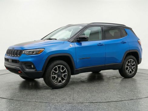 Used 2025 Jeep Compass Trailhawk AWD/4WD image 3
