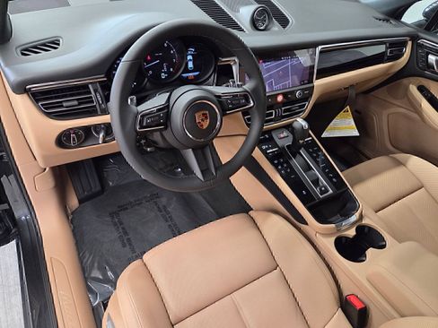 Certified 2026 Porsche Macan AWD/4WD image 4