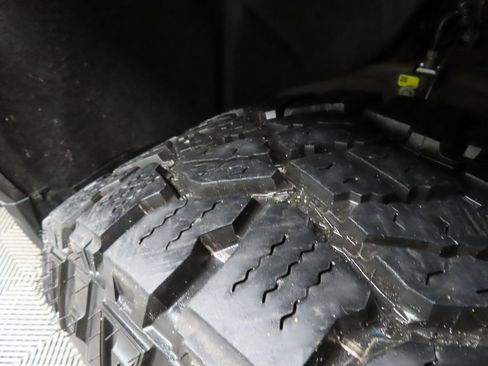 Used 2023 GMC Sierra 1500 AT4 w/ Technology Package image 8