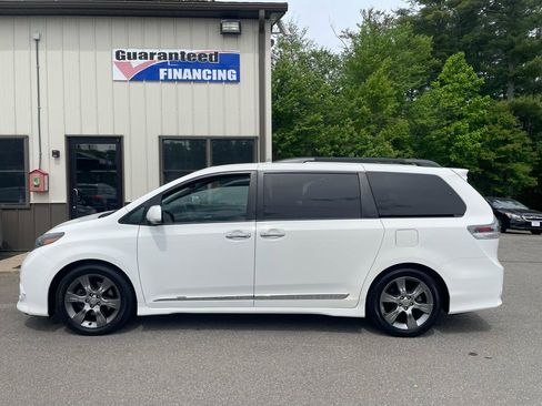 Used 2015 Toyota Sienna SE FWD image 7