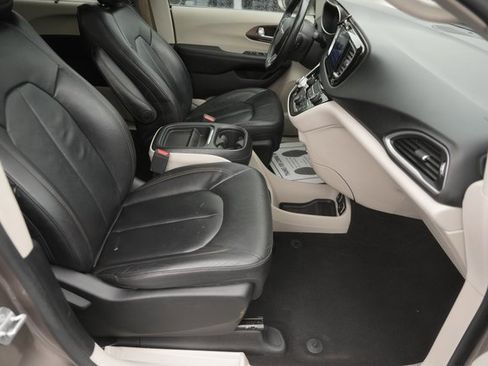 Used 2017 Chrysler Pacifica Touring-L image 20