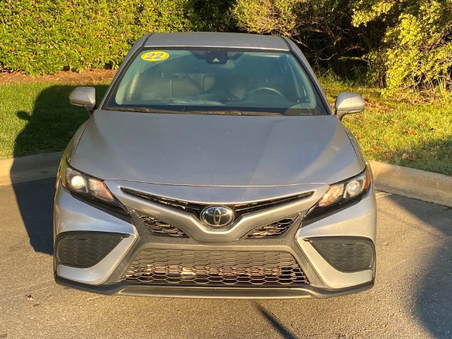 Used 2022 Toyota Camry SE FWD image 2