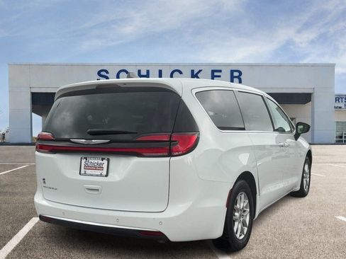 Used 2024 Chrysler Pacifica Touring-L FWD image 3