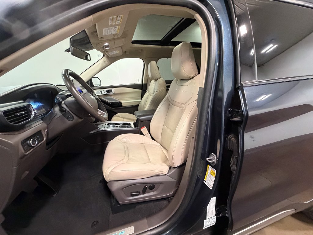 Used 2023 Ford Explorer Platinum w/ Technology Package AWD/4WD image 12
