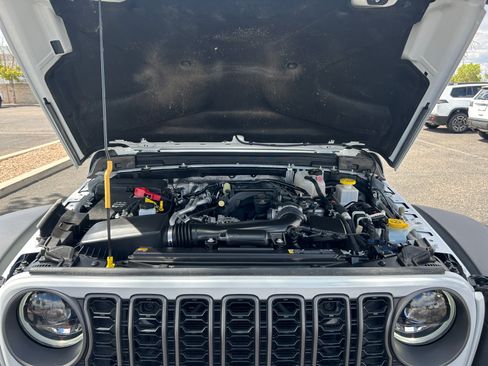 Used 2025 Jeep Gladiator Mojave w/ Convenience Group AWD/4WD image 21