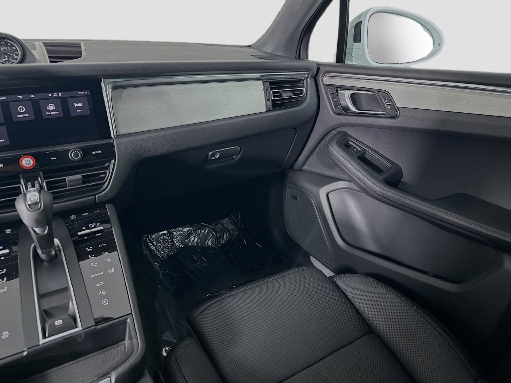 Certified 2025 Porsche Macan AWD/4WD image 26