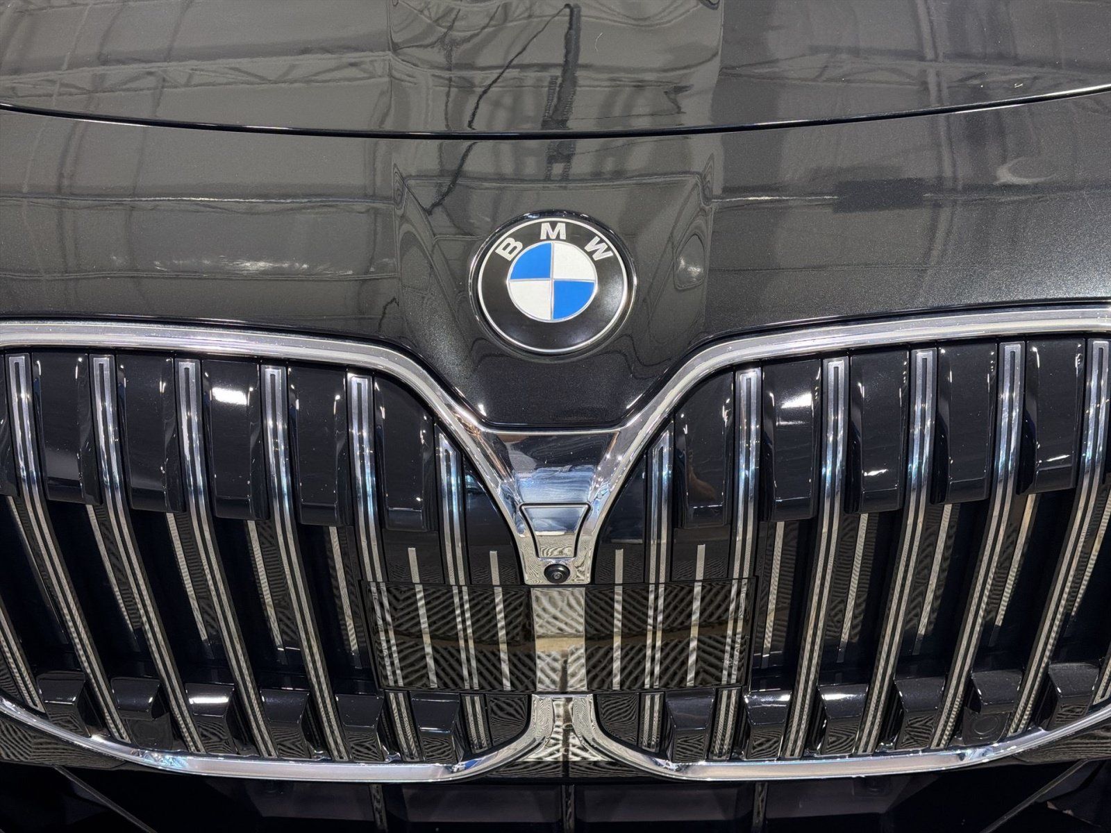 Used 2023 BMW 740i w/ Parking Assistance Package RWD image 12
