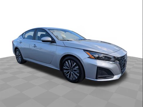 Used 2023 Nissan Altima 2.5 SV FWD image 2