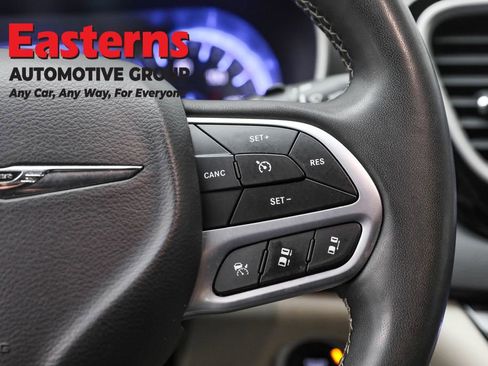 Used 2023 Chrysler Pacifica Touring-L FWD image 16